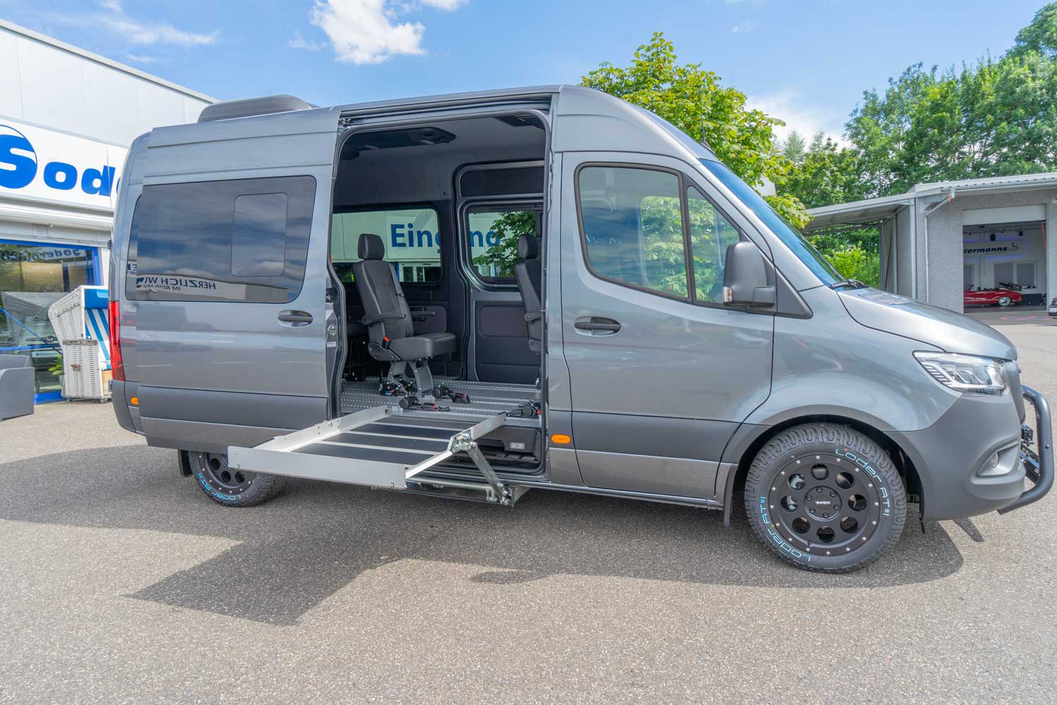 Behindertengerechter Mercedes Benz Sprinter als Passivfahrerumbau mit Kassettenlift, Rollstuhlplatz und Smartfloorboden, Sodermanns