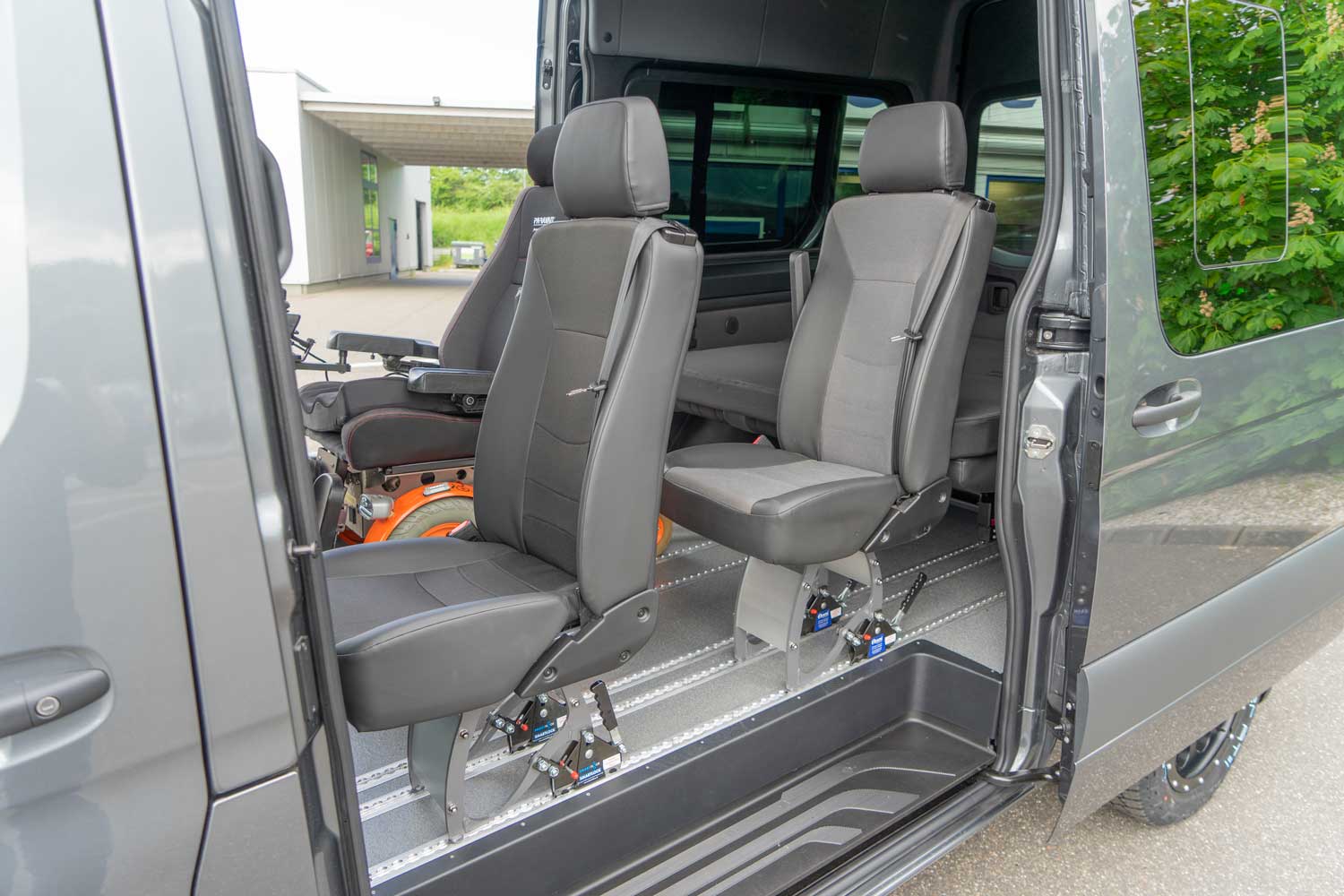 Behindertengerechter Mercedes Benz Sprinter als Passivfahrerumbau mit Kassettenlift, Rollstuhlplatz und Smartfloorboden, Sodermanns
