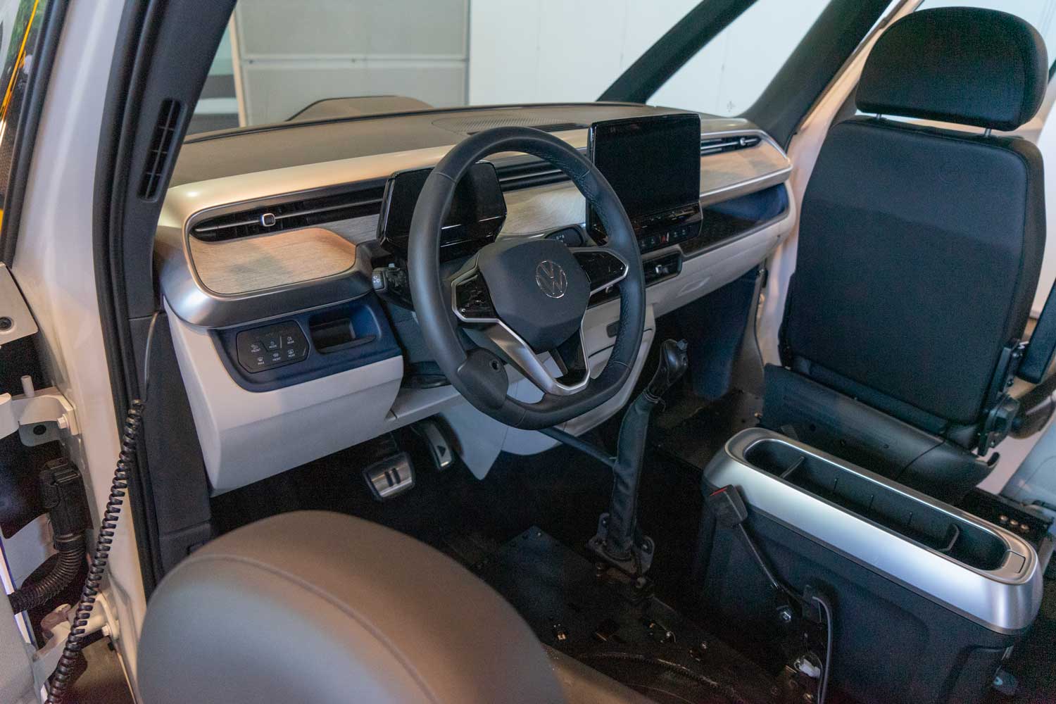 Behindertengerechter VW ID. Buzz, Vorführfahrzeug, Turny Evo, Carony Sitz, Carolift, Handgerät, MFD, Sodermanns