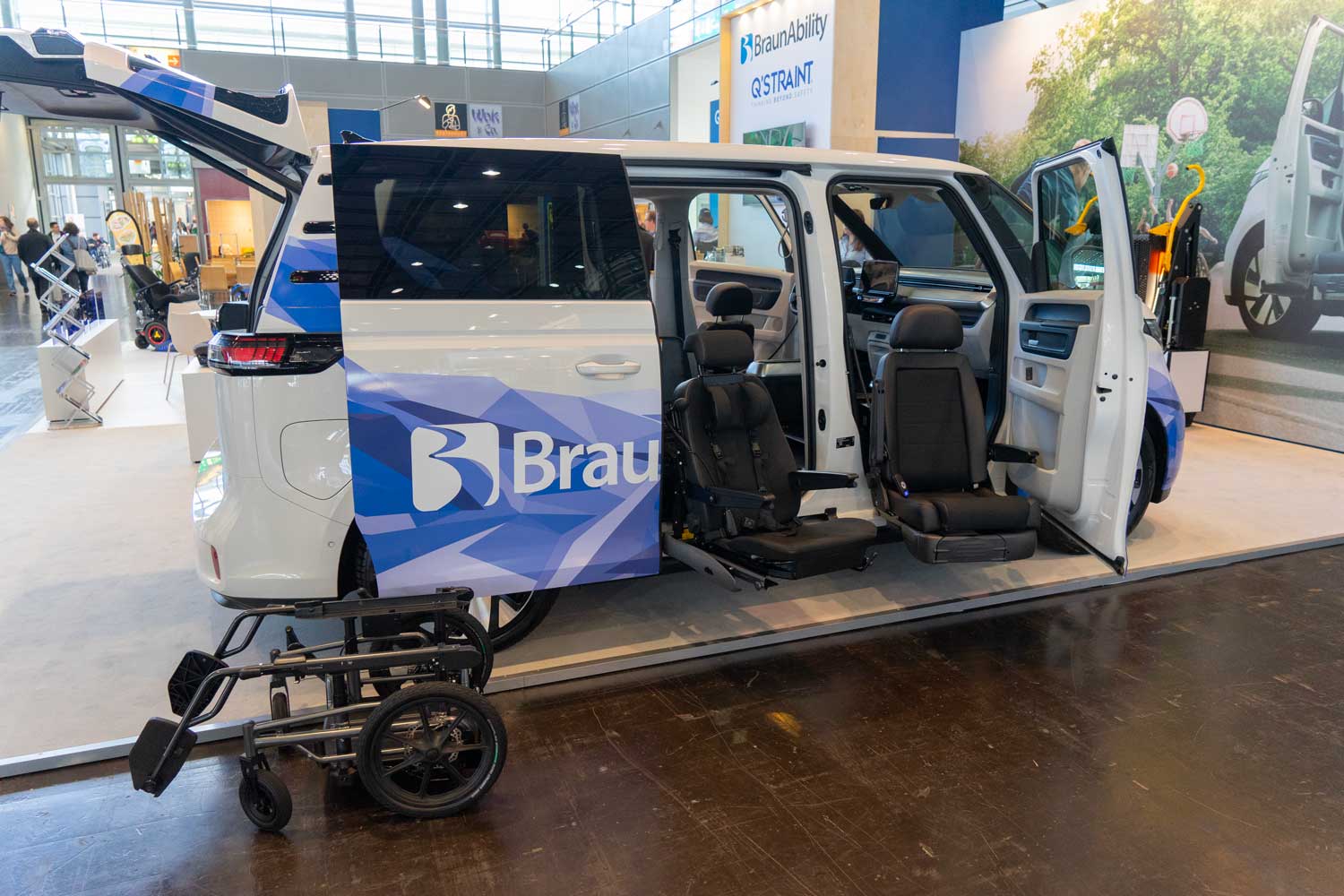 Behindertengerechter VW ID. Buzz, Vorführfahrzeug, Turny Evo, Carony Sitz, Carolift, Sodermanns