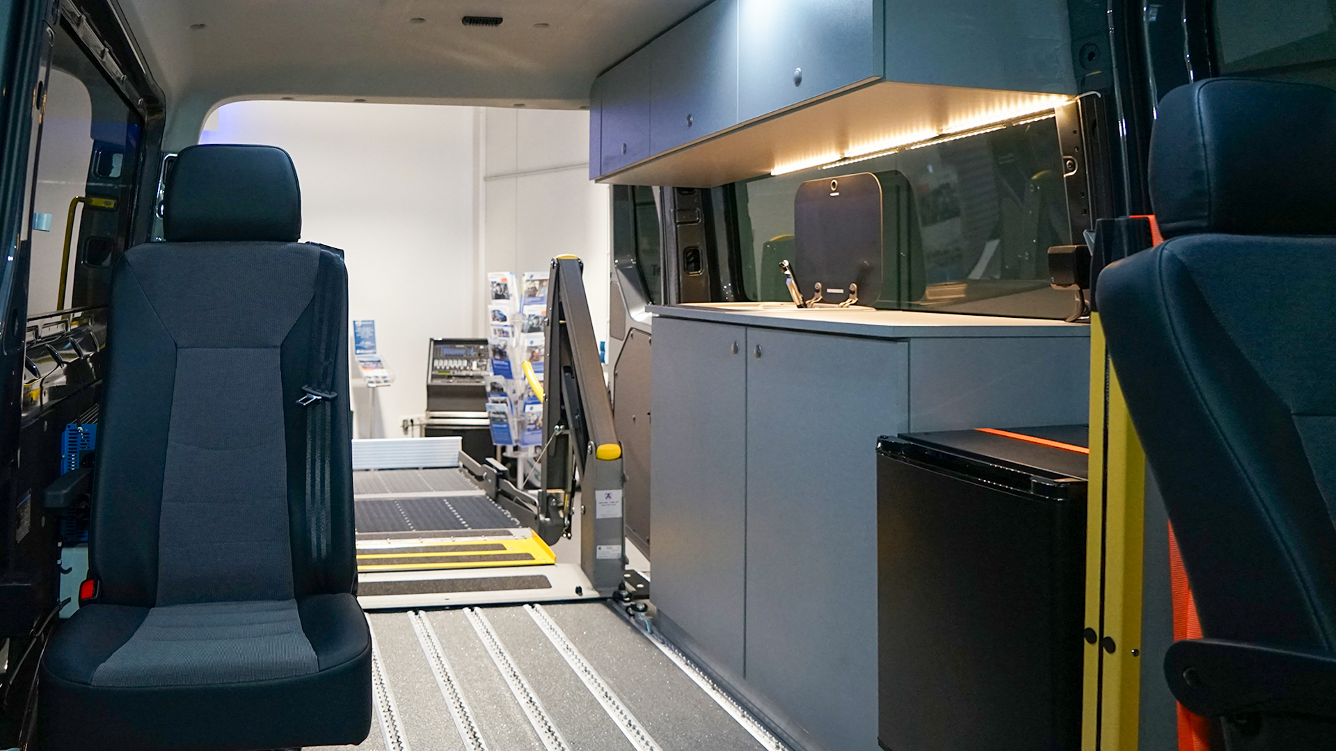 Behindertengerechtes VW Crafter Freizeitmobil als Passivfahrerumbau, Campingumbauten und höhere Deckenhöhe auf der Beifahrerseite, Sodermanns