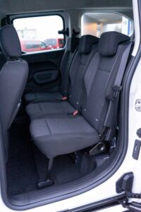 Behindertengerechter Peugeot Rifter Mietwagen mit Heckausschnitt, Sodermanns