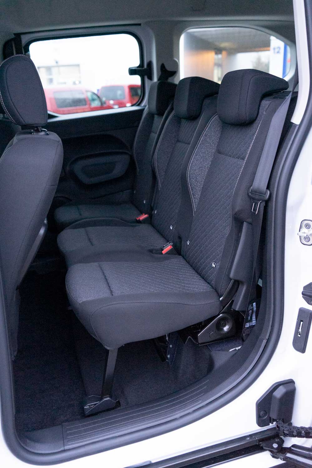 Behindertengerechter Peugeot Rifter Mietwagen mit Heckausschnitt, Sodermanns