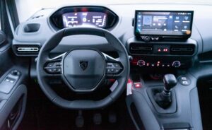 Behindertengerechter Peugeot Rifter Mietwagen mit Heckausschnitt, Sodermanns