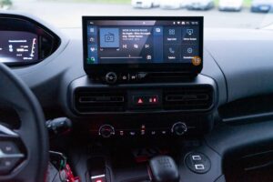 Behindertengerechter Peugeot Rifter Mietwagen mit Heckausschnitt, Sodermanns