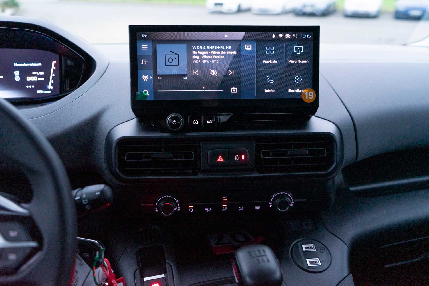 Behindertengerechter Peugeot Rifter Mietwagen mit Heckausschnitt, Sodermanns