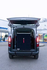 Behindertengerechter Peugeot Rifter Mietwagen mit Heckausschnitt, Sodermanns