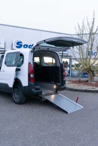 Behindertengerechter Peugeot Rifter Mietwagen mit Heckausschnitt, Sodermanns