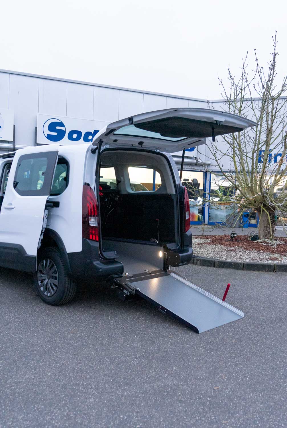 Behindertengerechter Peugeot Rifter Mietwagen mit Heckausschnitt, Sodermanns