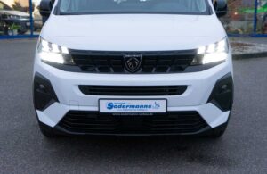 Behindertengerechter Peugeot Rifter Mietwagen mit Heckausschnitt, Sodermanns