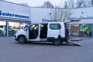 Behindertengerechter Peugeot Rifter Mietwagen mit Heckausschnitt, Sodermanns