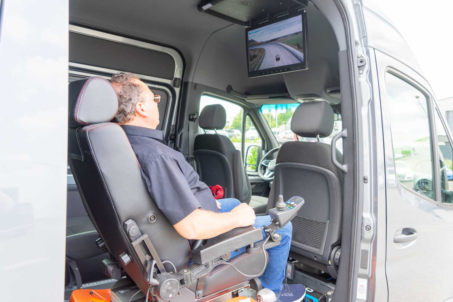 Behindertengerechter Mercedes Benz Sprinter als Passivfahrerumbau mit Kassettenlift, Rollstuhlplatz und Smartfloorboden, Sodermanns