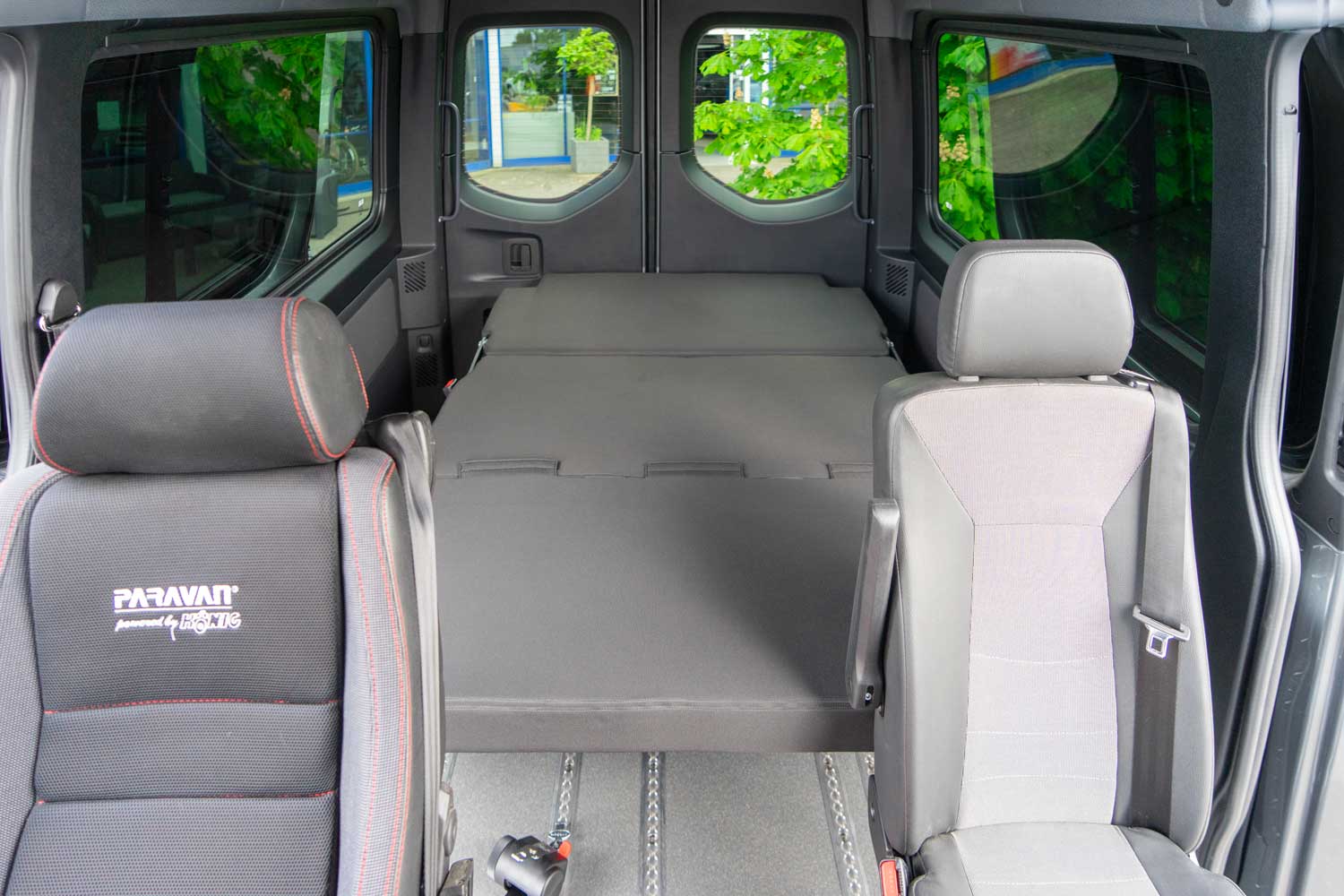 Behindertengerechter Mercedes Benz Sprinter als Passivfahrerumbau mit Kassettenlift, Rollstuhlplatz und Smartfloorboden, Sodermanns