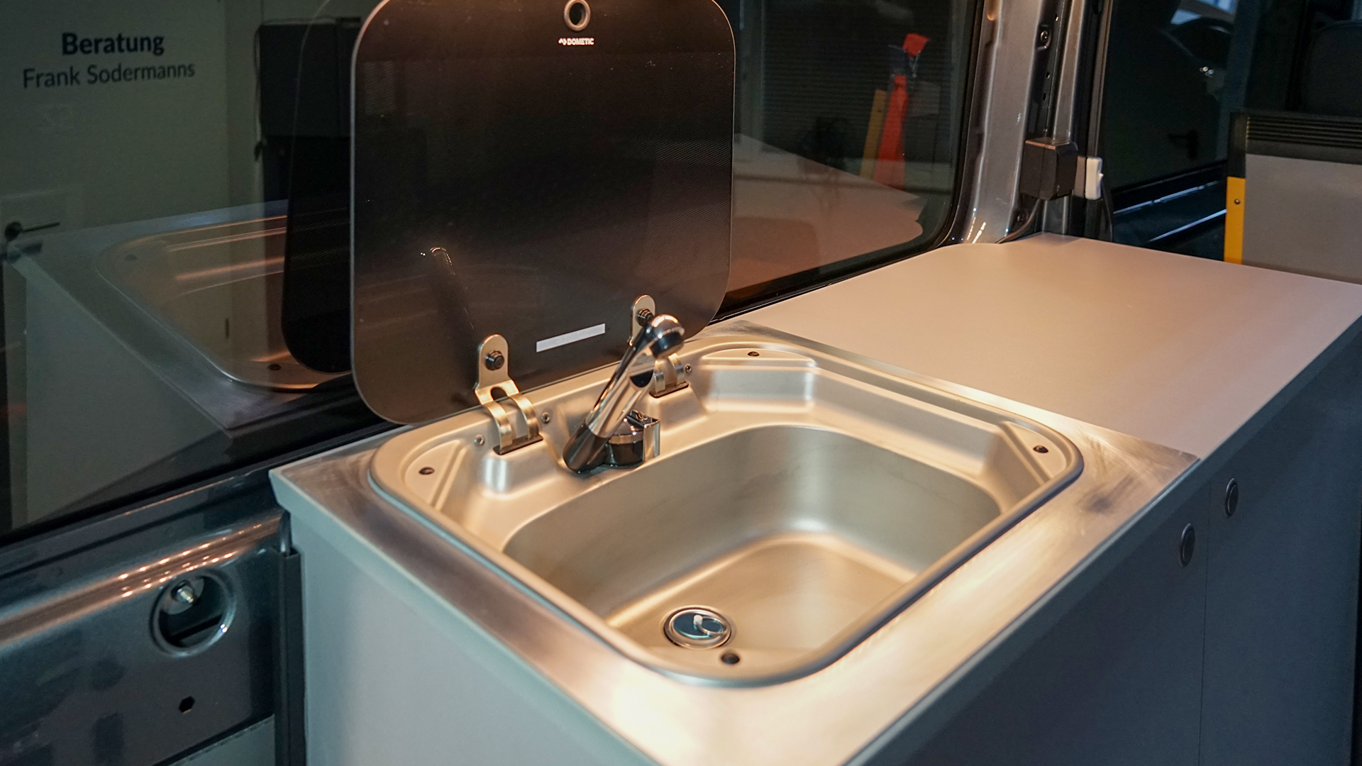 Behindertengerechtes VW Crafter Freizeitmobil als Passivfahrerumbau, Campingumbauten und höhere Deckenhöhe auf der Beifahrerseite, Sodermanns