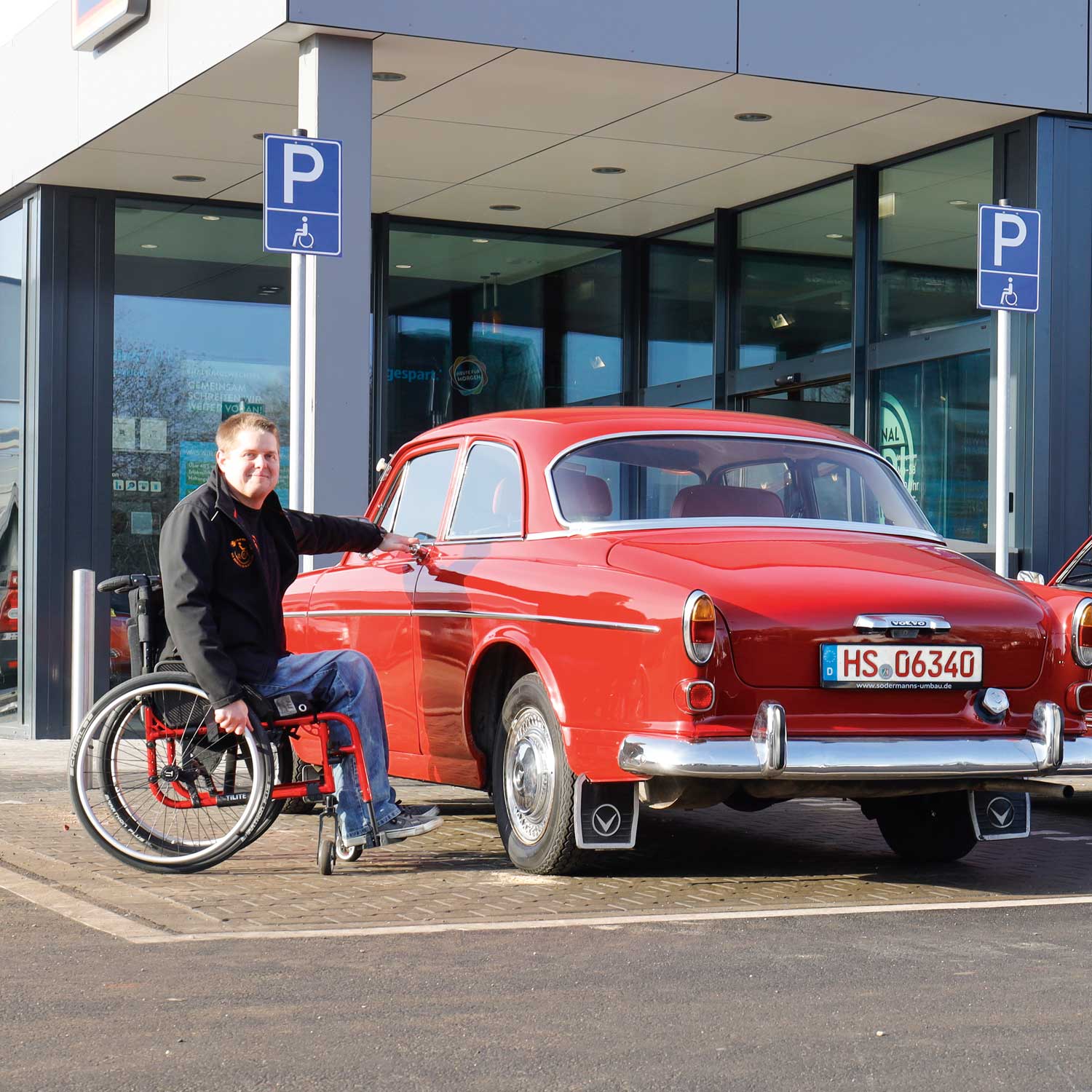 Volvo-Amazon-Oldtimer-1970-Behindertenparkplatz Behindertengerechter Volvo Amazon Oldtimer, Baujahr 1970, Behindertenparkplatz, Sodermanns