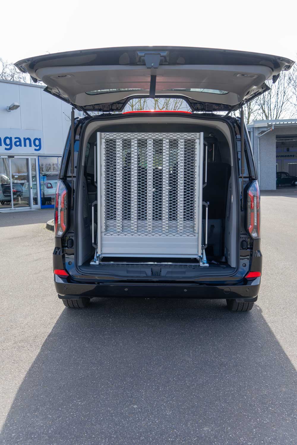 Behindertengerechter Ford Tourneo Custom 2024 mit klappbarer Faltrampe und zwei Rollstuhlplätzen, Sodermanns