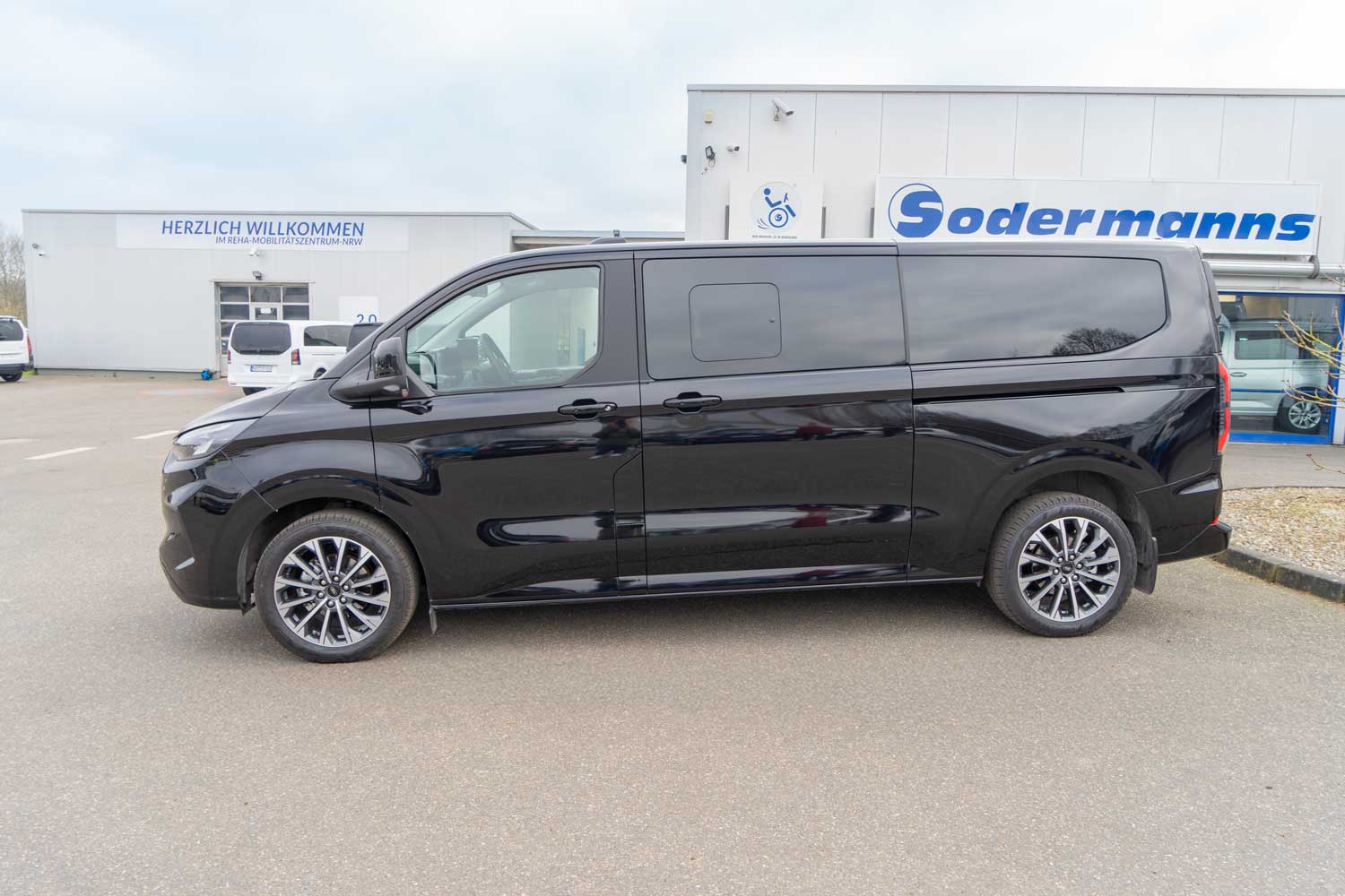 Behindertengerechter Ford Tourneo Custom 2024 mit klappbarer Faltrampe und zwei Rollstuhlplätzen, Sodermanns