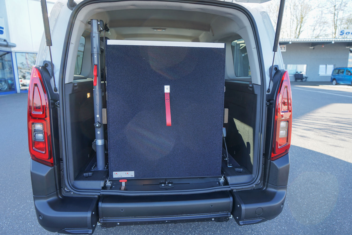 Behindertengerechter Citroen Berlingo mit Heckeinstieg, Sodermanns