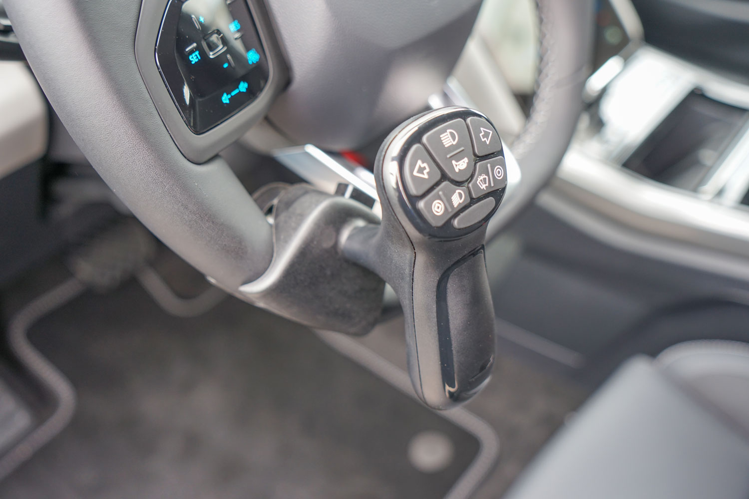 Behindertengerechter Ford Explorer Selbstfahrerumbau mit MFD und Startknopfverlegung, Sodermanns