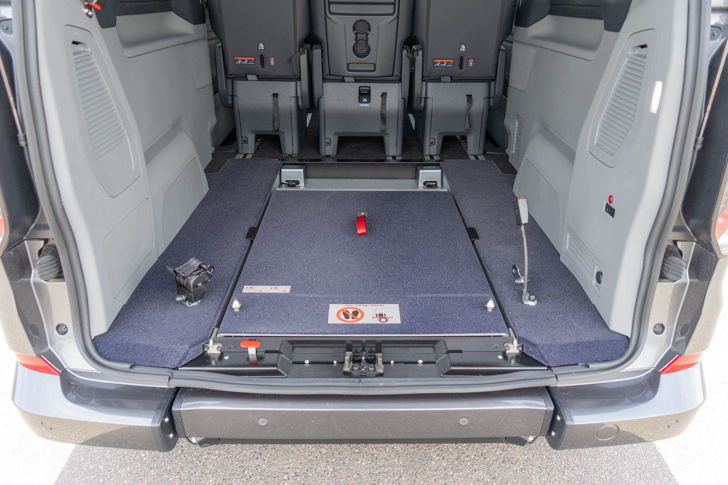 Behindertengerechter Ford Tourneo Custom L2 2024 mit Heckauschnitt und Rollstuhlplatz, Sodermanns