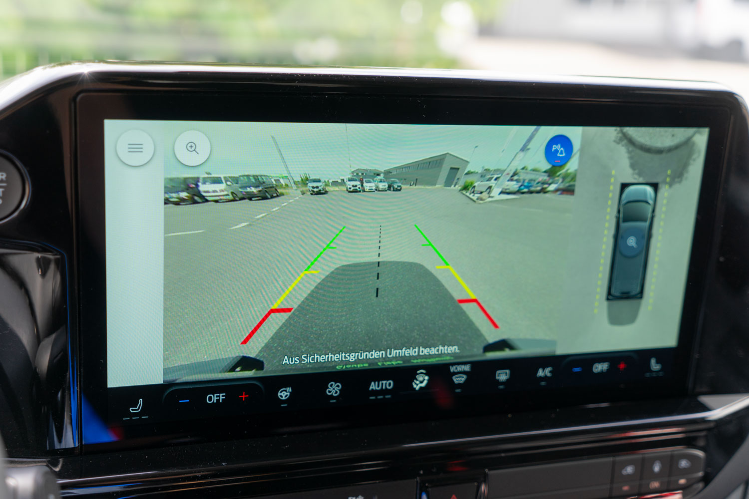 Behindertengerechter Ford Tourneo Custom L2 2024 mit Heckauschnitt und Rollstuhlplatz, Sodermanns