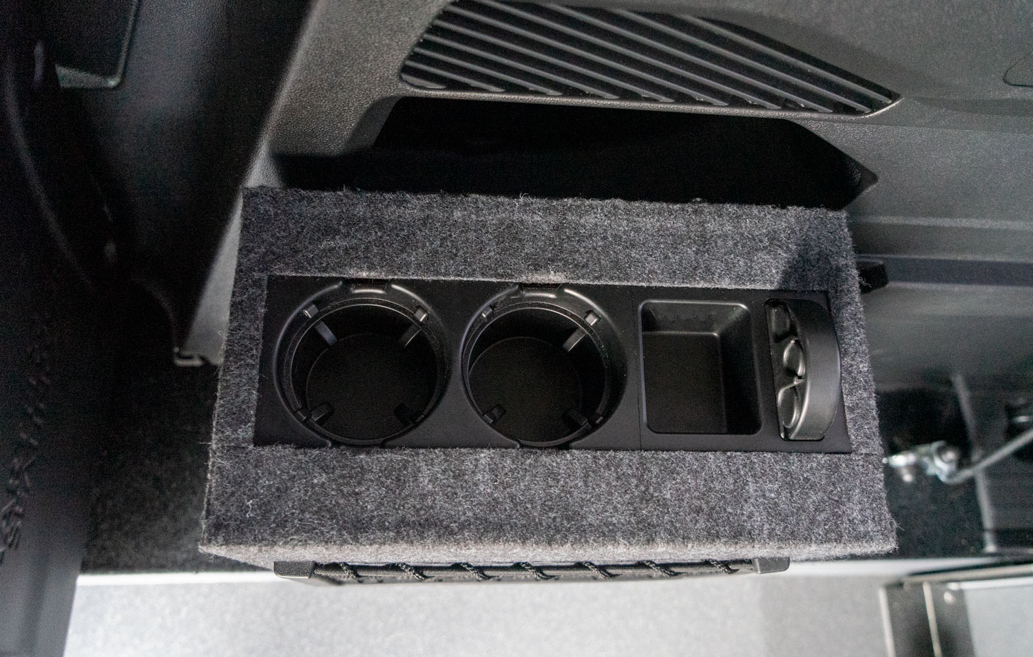 Behindertengerechter Opel Combo Passivfahrerumbau mit Getränkehalter