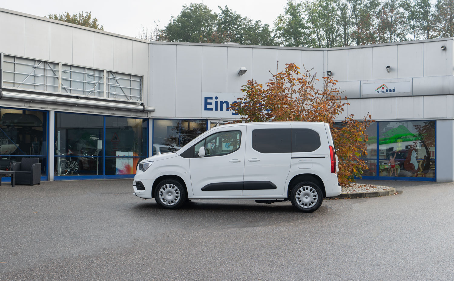 Behindertengerechter Opel Combo Passivfahrerumbau mit Heckeinstieg