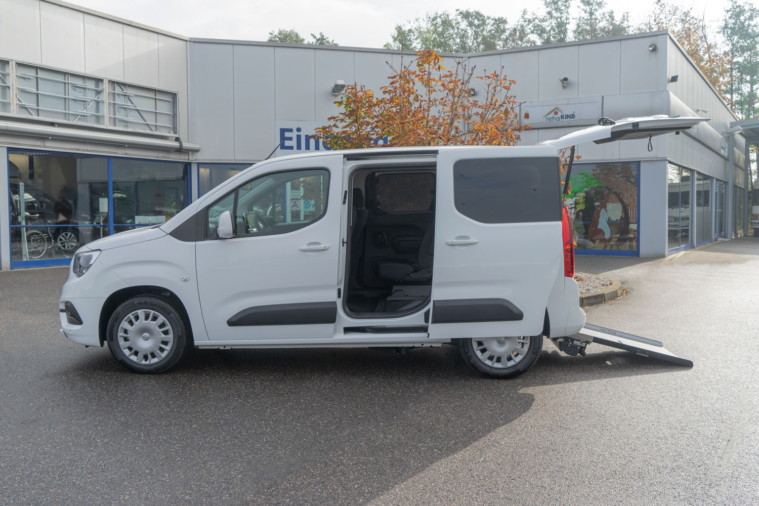 Behindertengerechter Opel Combo Passivfahrerumbau mit Heckeinstieg