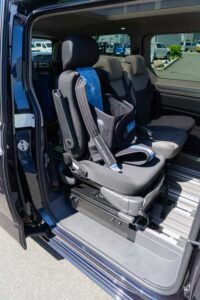Behindertengerechter Volkswagen T7 Multivan Passivfahrerumbau, Hub-Schwenksitz mit Personensicherung, Sodermanns