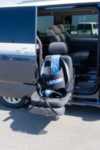 Behindertengerechter Volkswagen T7 Multivan Passivfahrerumbau, Hub-Schwenksitz mit Personensicherung, Sodermanns