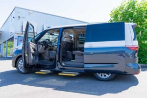 Behindertengerechter Volkswagen T7 Multivan Passivfahrerumbau, Automatische Trittstufe, Sodermanns