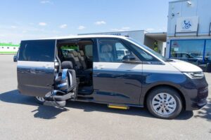 Behindertengerechter Volkswagen T7 Multivan Passivfahrerumbau, Hub-Schwenksitz mit Personensicherung, automatische Trittstufe Sodermanns