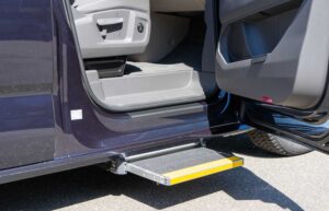 Behindertengerechter Volkswagen T7 Multivan Passivfahrerumbau, Automatische Trittstufe, Sodermanns