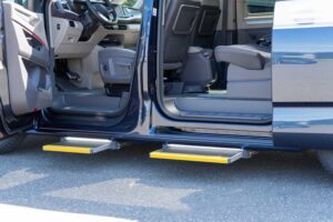Behindertengerechter Volkswagen T7 Multivan Passivfahrerumbau, Automatische Trittstufe, Sodermanns