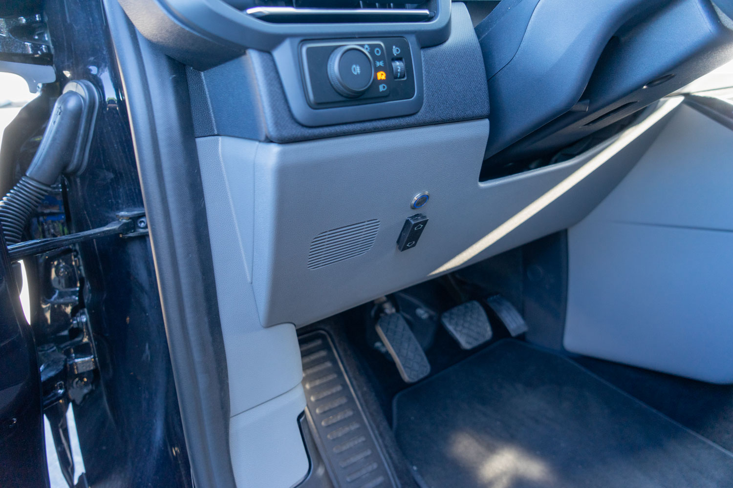 Behindertengerechter Ford Tourneo Custom als Selbstfahrerumbau mit Linksgas, Joey Verladelift und Heckklappenöffner, Sodermanns