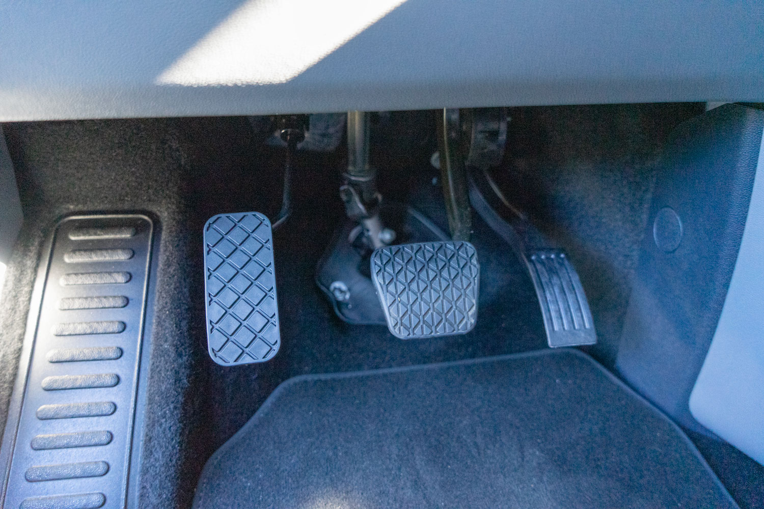 Behindertengerechter Ford Tourneo Custom als Selbstfahrerumbau mit Linksgas, Joey Verladelift und Heckklappenöffner, Sodermanns