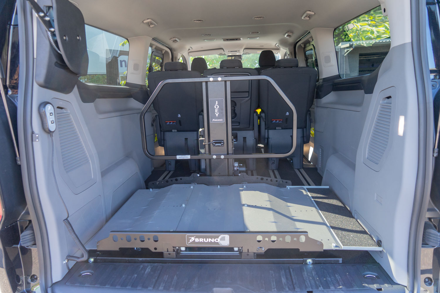 Behindertengerechter Ford Tourneo Custom als Selbstfahrerumbau mit Linksgas, Joey Verladelift und Heckklappenöffner, Sodermanns