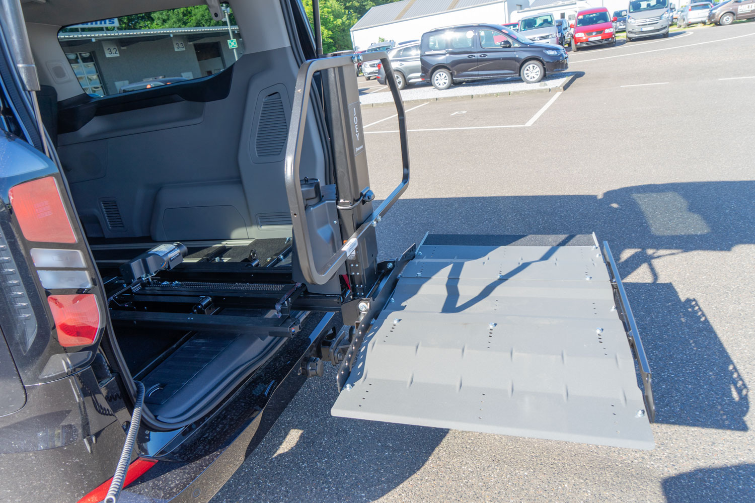 Behindertengerechter Ford Tourneo Custom als Selbstfahrerumbau mit Linksgas, Joey Verladelift und Heckklappenöffner, Sodermanns