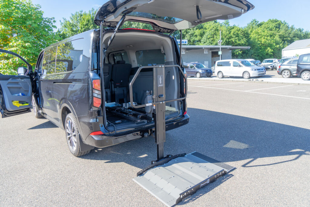 Behindertengerechter Ford Tourneo Custom als Selbstfahrerumbau mit Linksgas, Joey Verladelift und Heckklappenöffner, Sodermanns