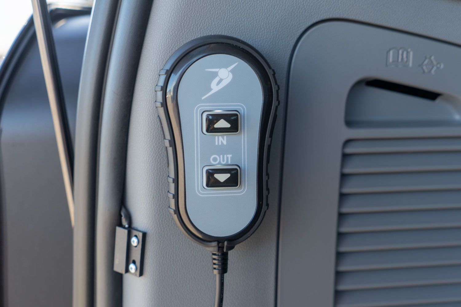 Behindertengerechter Ford Tourneo Custom als Selbstfahrerumbau mit Linksgas, Joey Verladelift und Heckklappenöffner, Sodermanns