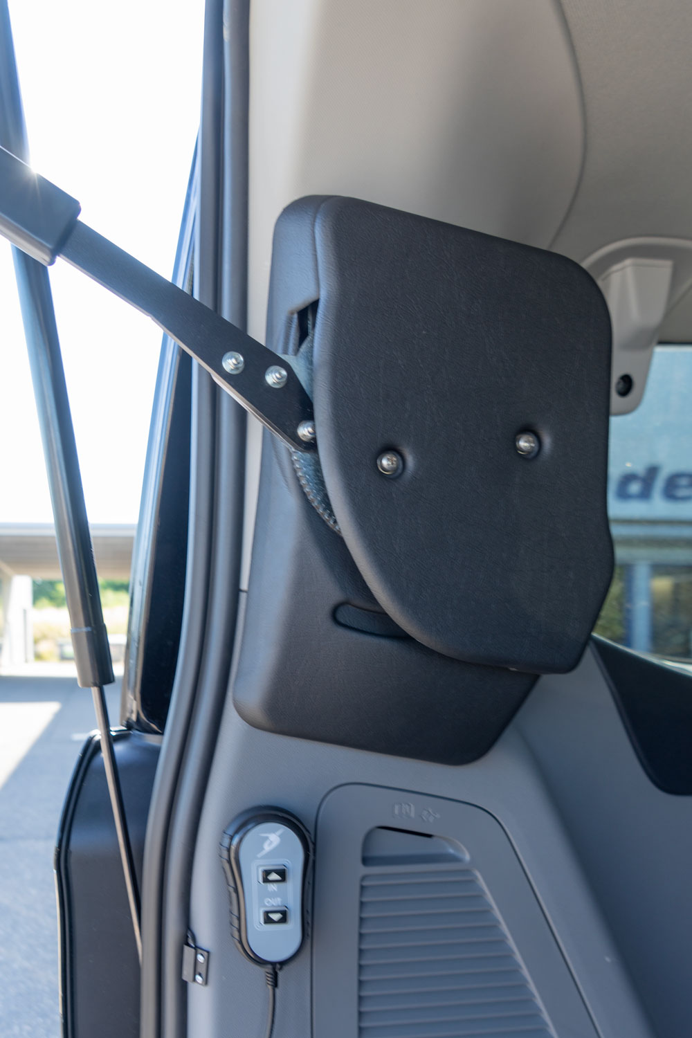 Behindertengerechter Ford Tourneo Custom als Selbstfahrerumbau mit Linksgas, Joey Verladelift und Heckklappenöffner, Sodermanns