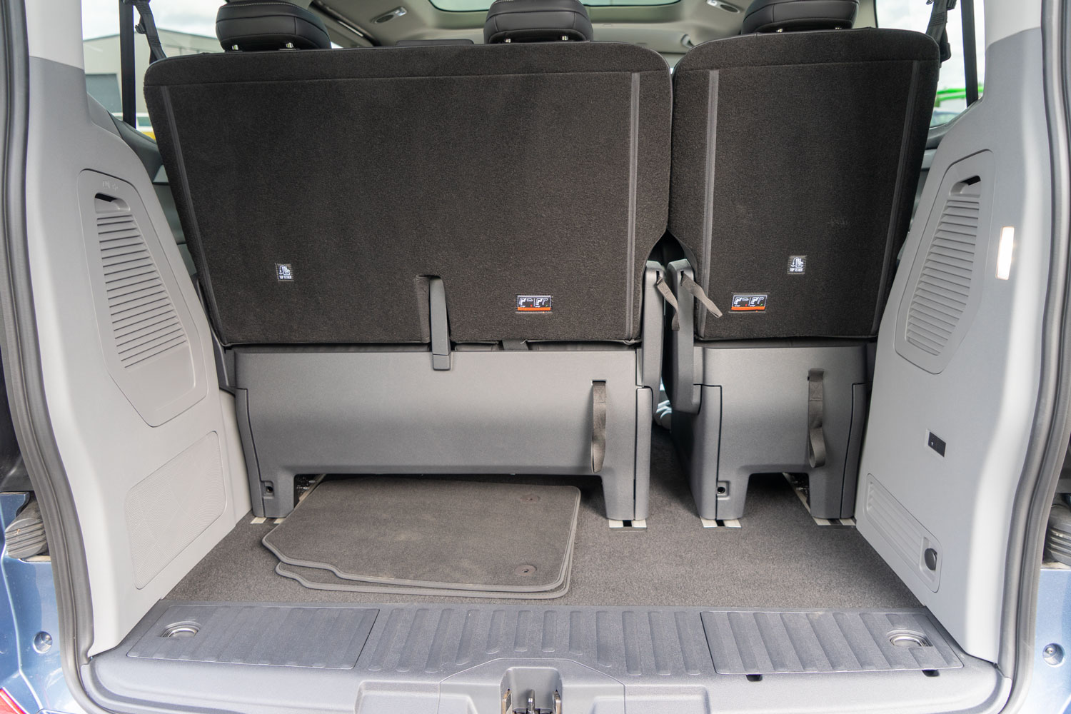 Behindertengerechter Ford Tourneo Custom mit Beifahrerrollstuhlplatz, Unterflurkassettenlift und Futuresafe Kopf- und Rückenstütze, Sodermanns