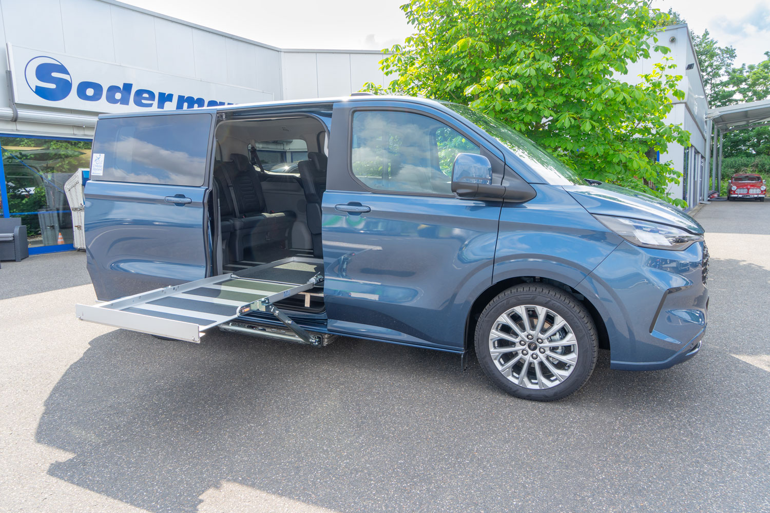 Behindertengerechter Ford Tourneo Custom mit Beifahrerrollstuhlplatz, Unterflurkassettenlift und Futuresafe Kopf- und Rückenstütze, Sodermanns