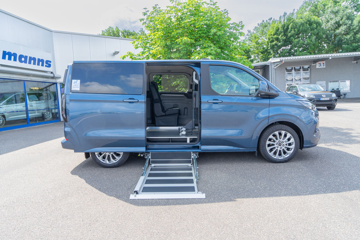 Behindertengerechter Ford Tourneo Custom mit Beifahrerrollstuhlplatz, Unterflurkassettenlift und Futuresafe Kopf- und Rückenstütze, Sodermanns