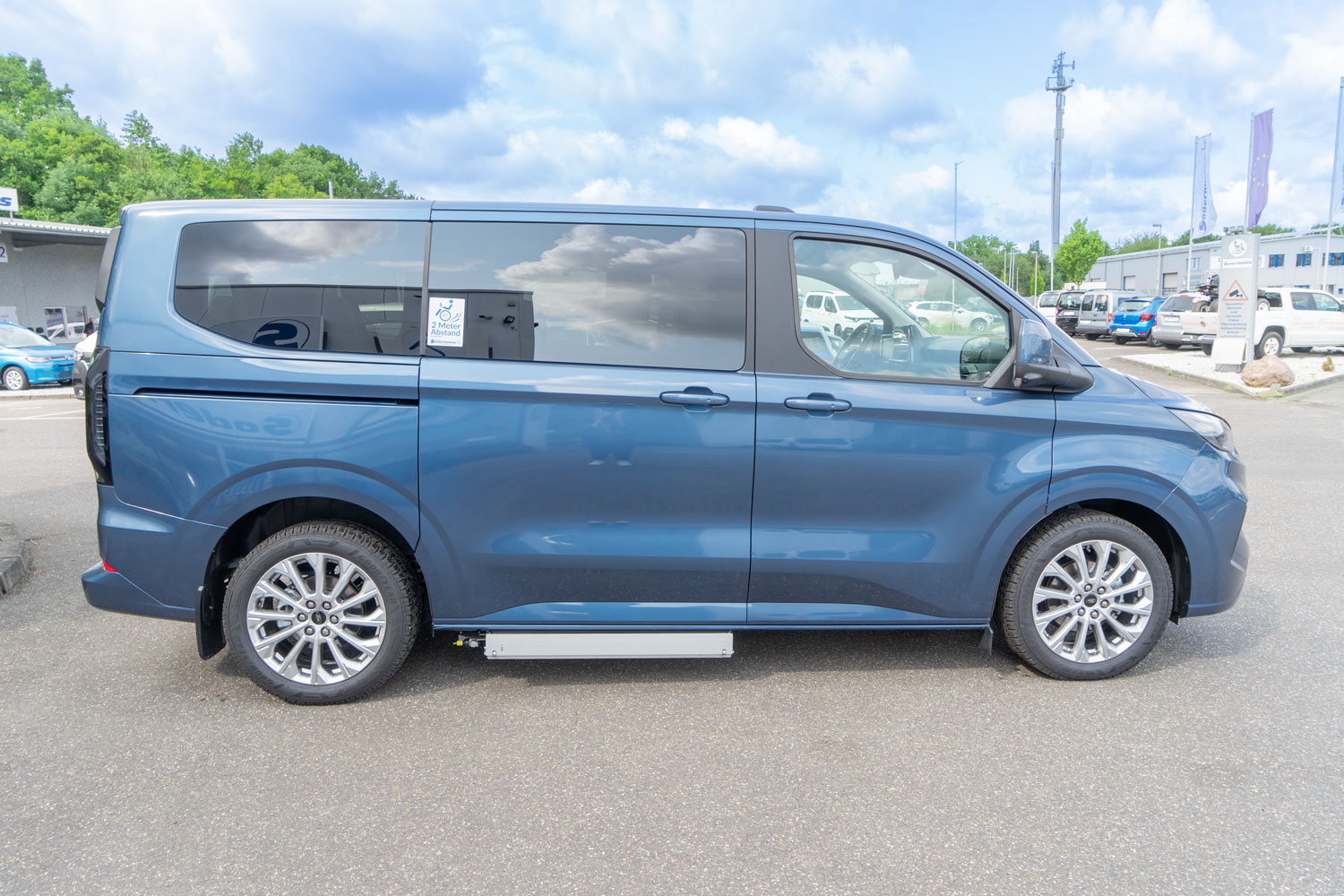 Behindertengerechter Ford Tourneo Custom mit Beifahrerrollstuhlplatz, Unterflurkassettenlift und Futuresafe Kopf- und Rückenstütze, Sodermanns