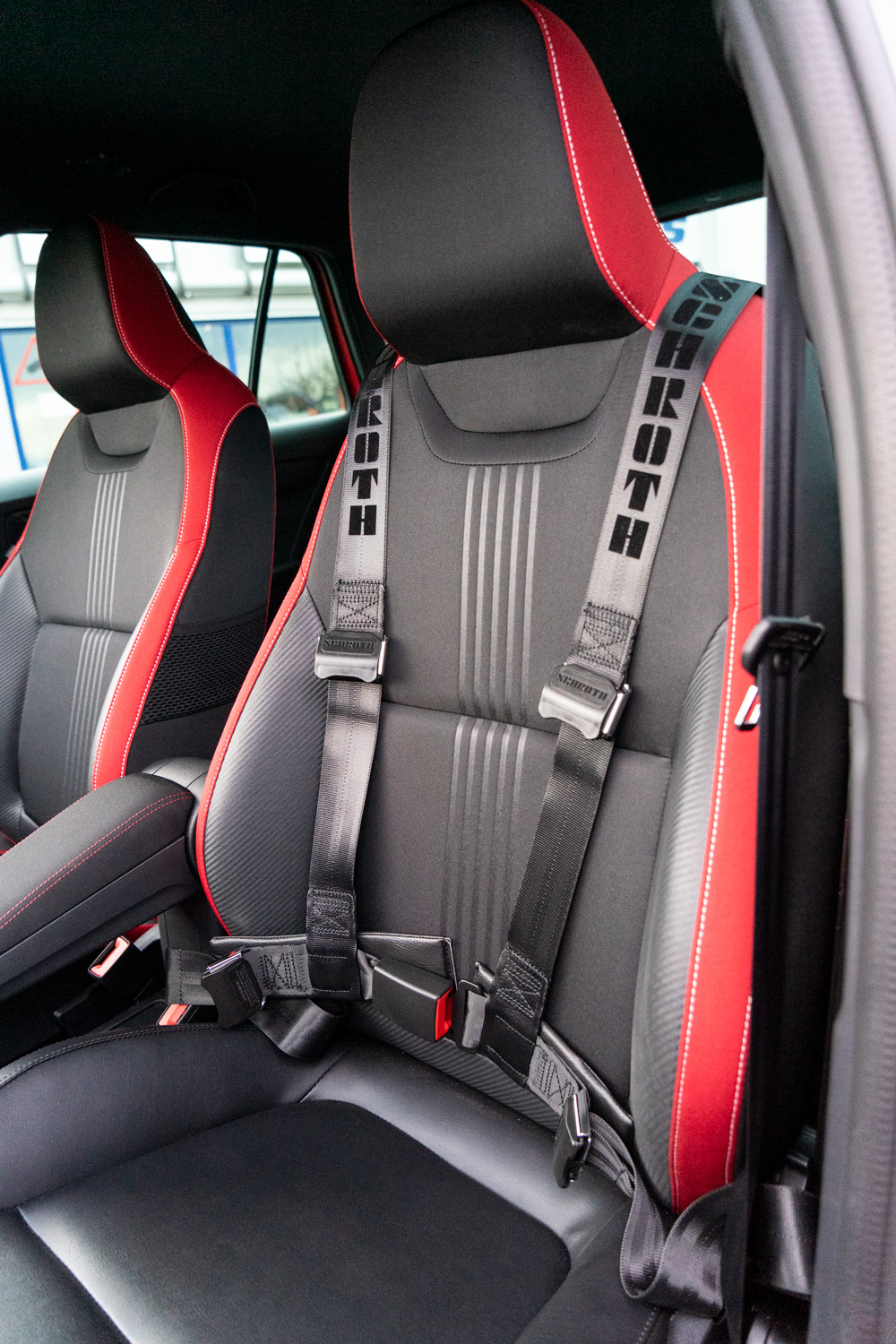 Angepasste Sportsitze mit Begurtung, Sodermanns