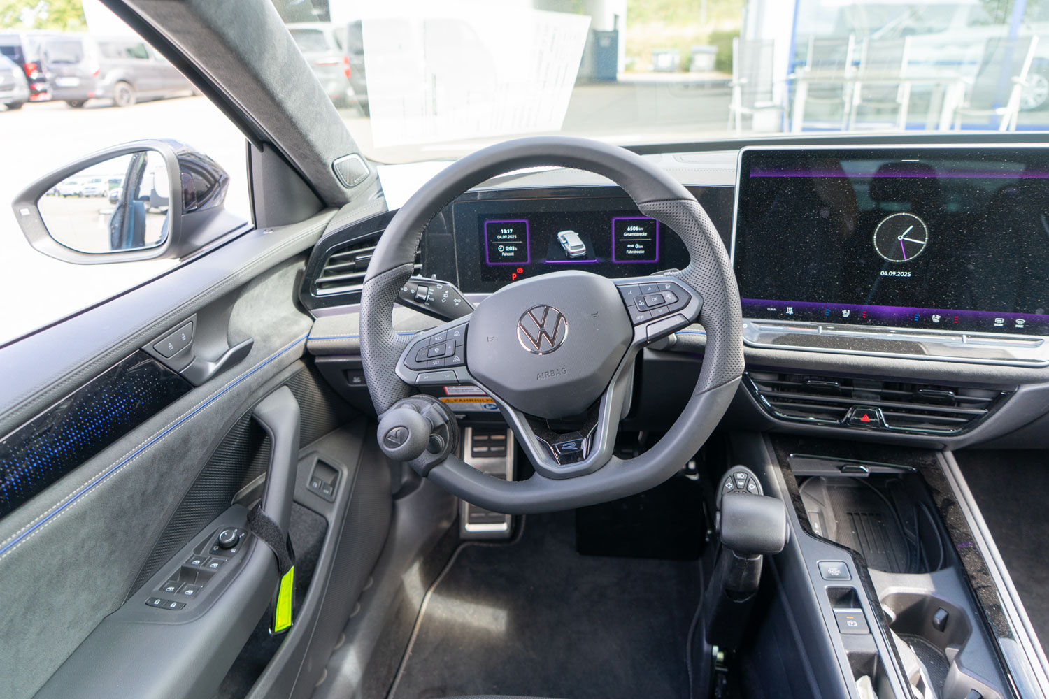 Behindertengerechter Volkswagen Passat Hybrid Selbstfahrerumbau mit Einstiegshilfe, Rollstuhlverladesystem, Handbediengerät für Gas und Bremse, Sodermanns