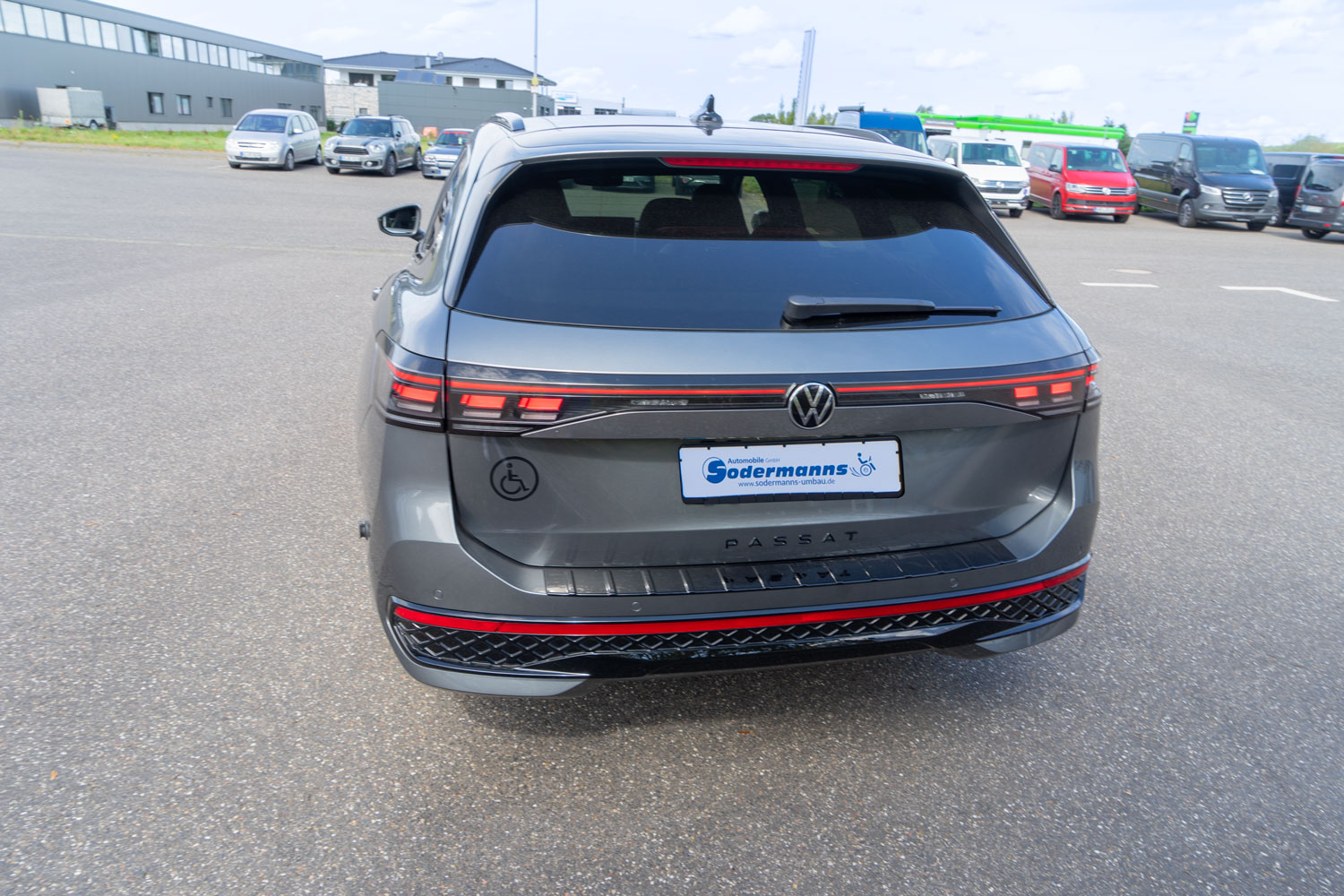 Behindertengerechter Volkswagen Passat Hybrid Selbstfahrerumbau mit Einstiegshilfe, Rollstuhlverladesystem, Handbediengerät für Gas und Bremse, Sodermanns