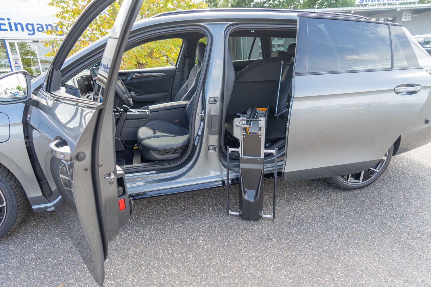 Behindertengerechter Volkswagen Passat Hybrid Selbstfahrerumbau mit Einstiegshilfe, Rollstuhlverladesystem, Handbediengerät für Gas und Bremse, Sodermanns