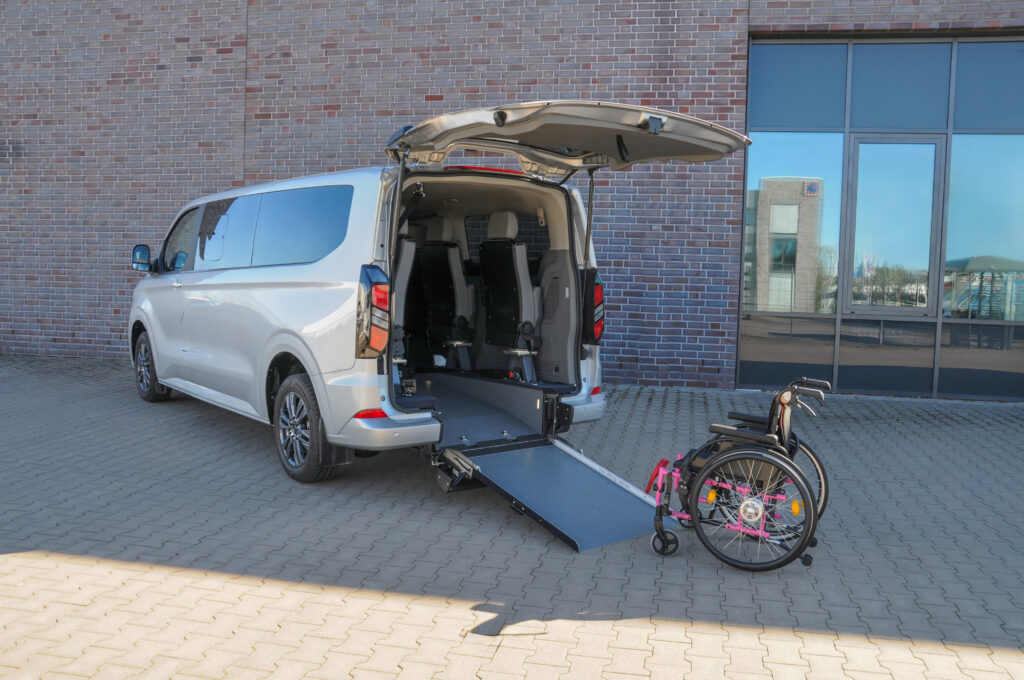Behindertengerechter Ford Custom Long Cut Heckausschnitt